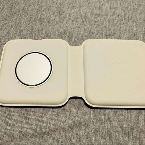 Apple MagSafe Duo Charger - White - Picture 2 of 4